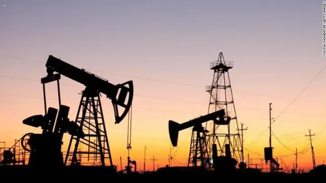 تراجُع أسعار النفط إلى أقل مستوياتها منذ يناير 2022