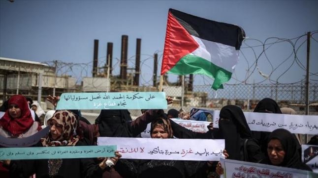 عشرات الفلسطينيين ينظمون وقفة احتجاجية في غزة للتنديد بأزمة الكهرباء