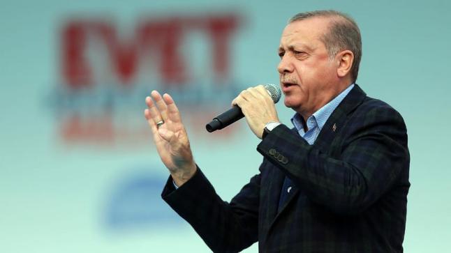 أردوغان يدعو في حشد لأنصاره للتصويت بنعم في استفتاء الدستور