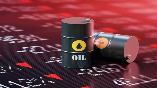 أسعار النفط على مشارف أطول سلسة خسائر شهرية في أكثر من سنتين