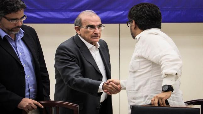 الحكومة الكولومبية تمضي إتفاقية سلام تاريخية مع ” فارك ” في هافانا