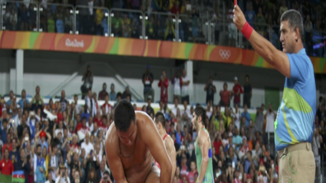 مدرب منغولي ينزع ملابسه أمام الجماهير في أولمبياد ريو !