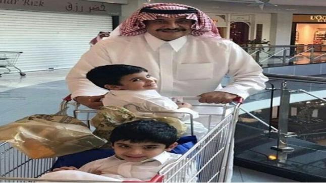 شاهد…صورة للأمير محمد بن فهد في أحد مولات جدة مع أحفاده