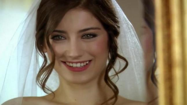 هازال كايا تستعد لحفل زفافها من المخرج علي اكتاي بعد إعلان خطبتهما في نهاية العام الماضي