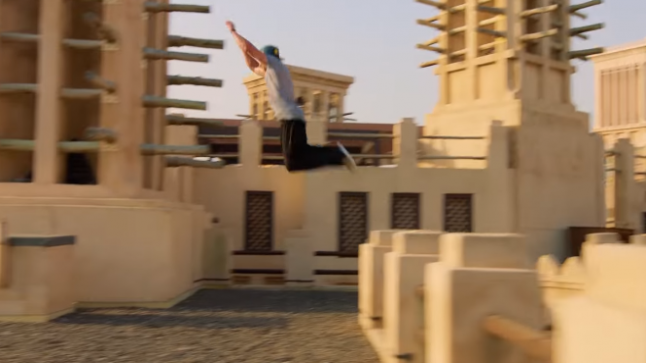 مغامر بريطاني يقدر عرضا بهلوانيا خطرا فوق المباني الشاهقة في دبي