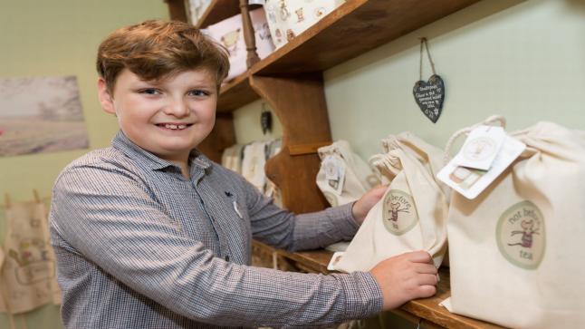 طفل بريطاني يفتتح مشروعا تجاريا في سن 12 عاما فقط !